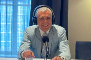 Jorge Caeiro, Esplendido Douro, sitting at a desk with a light blue suite and headphones